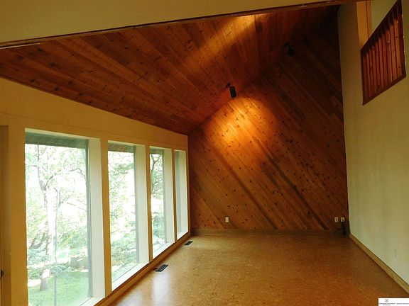 4th image of 907 Bellevue Blvd N