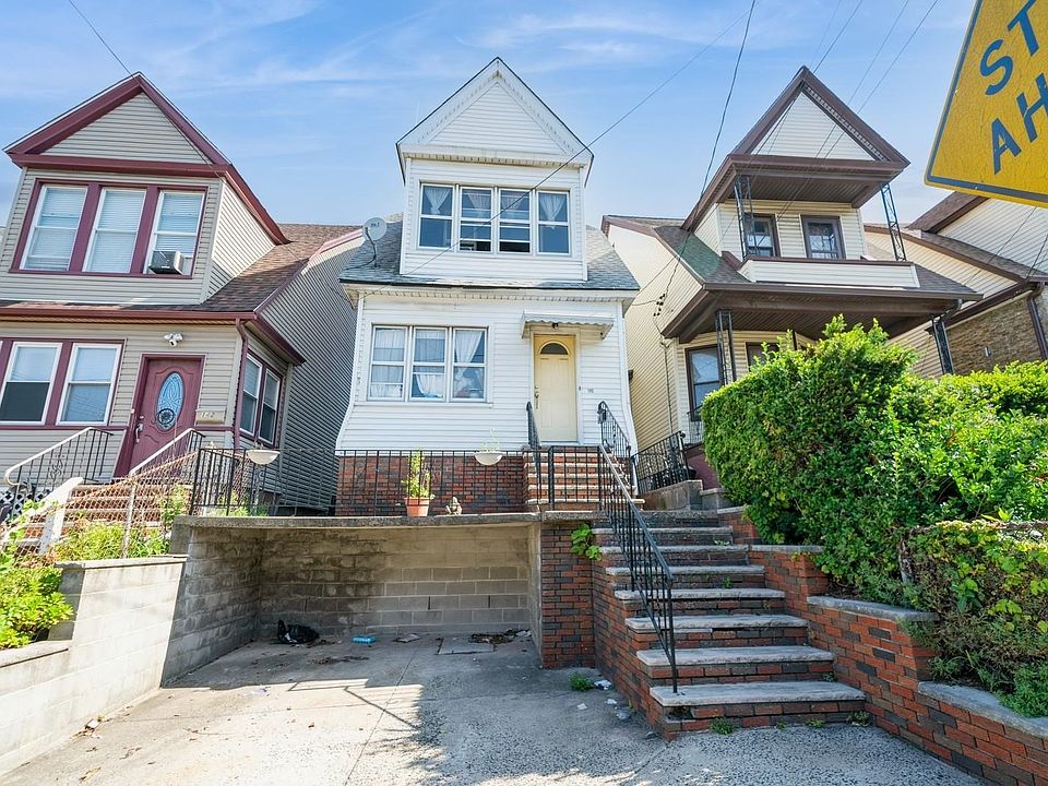 2nd image of 140 Beach St