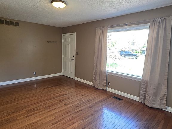 3rd image of 1628 W Reinhart Dr