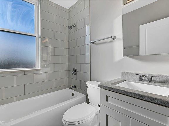 5th image of 2516 N Artesian Ave #3R