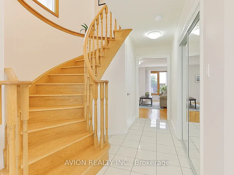 2549 Strathmore Cres — Photo 2