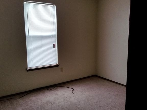 5th image of 907 NE Rogers Ln APT 2