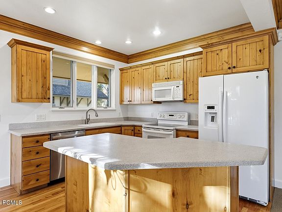 5th image of 1152 N Village Cir