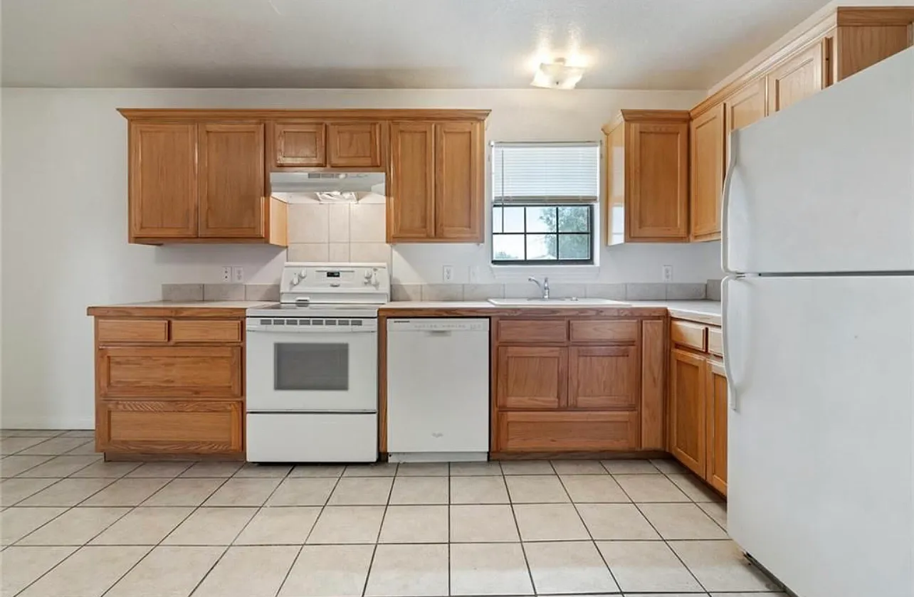 3 bed, 2.0 bath, 1500 sqft, $1,300 — Photo 3