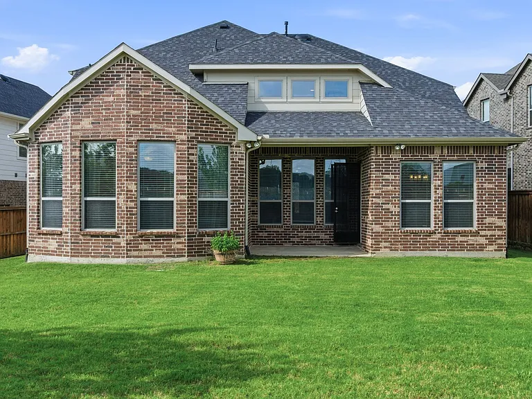 7452 Reverchon Dr — Photo 38