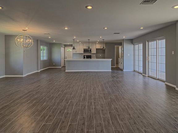 5th image of 137 W Palmcroft Dr