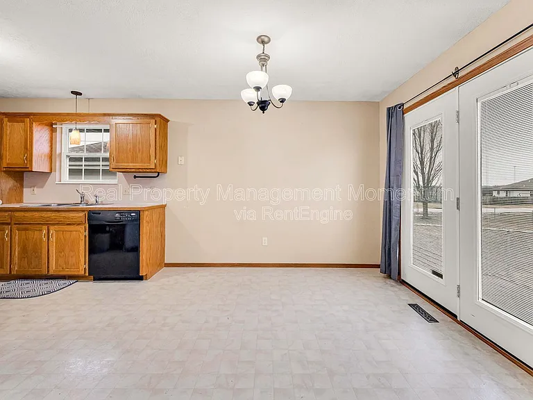 2671 N Cedar Ave — Photo 11