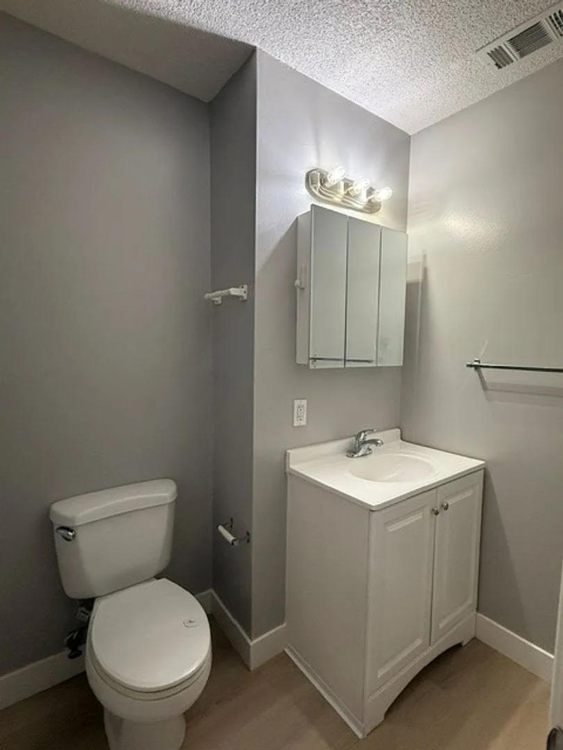 Spacious 3 Bedroom, 2 bath Single Family Home — Photo 4