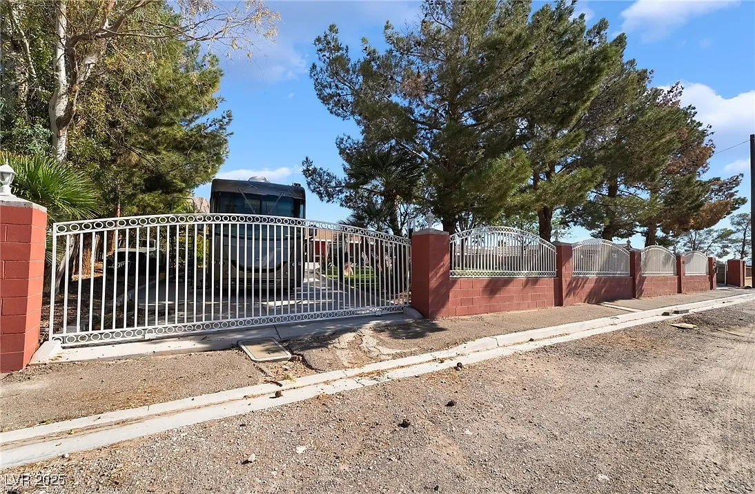 4 bed, 2.0 bath, 2375 sqft, $3,500 — Photo 2