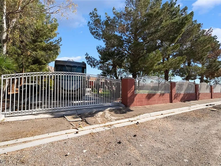 724 N Fogg St — Photo 2