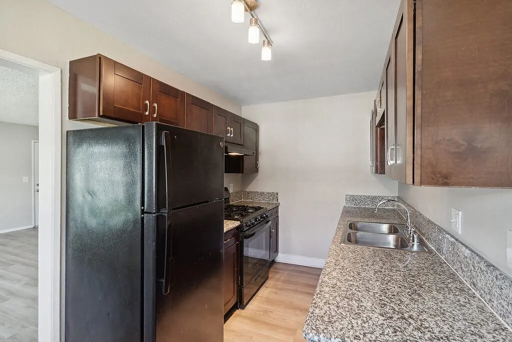 Park Crest Apartments — Photo 1