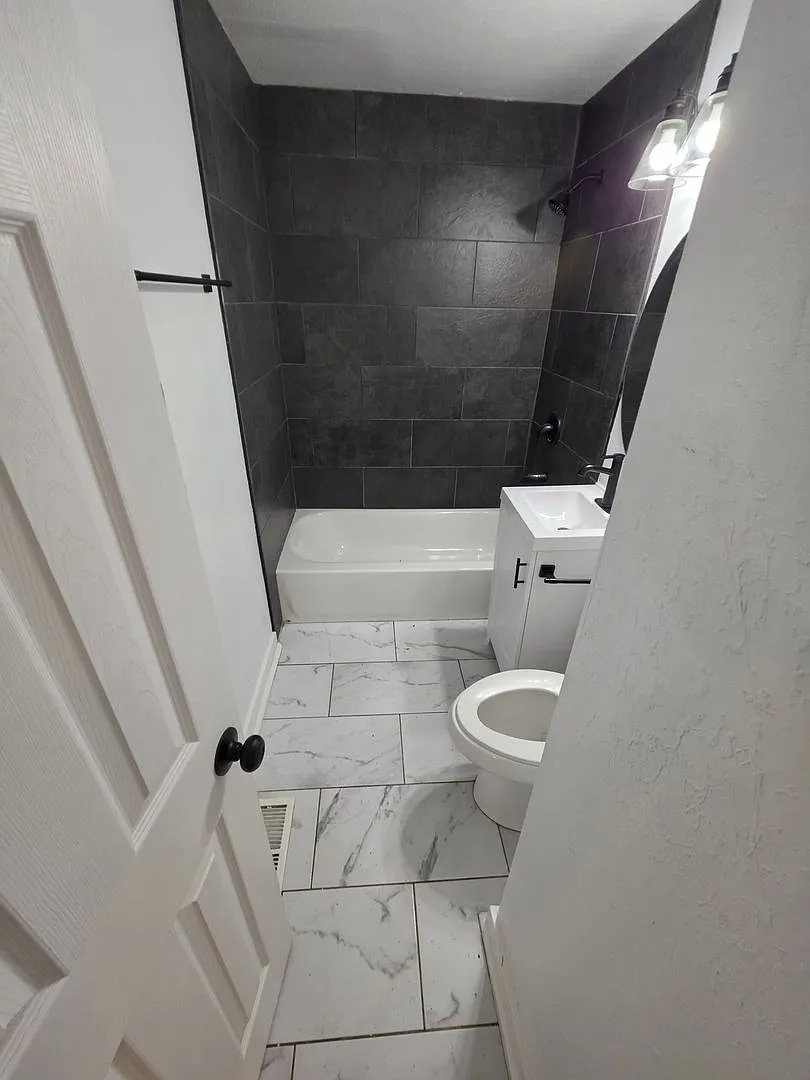 Renovated 3 Bedroom 1 Bath — Photo 4