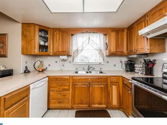3rd image of 212 Central Ave