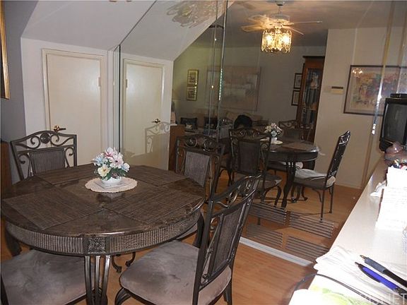 5th image of 22109 Oxnard St