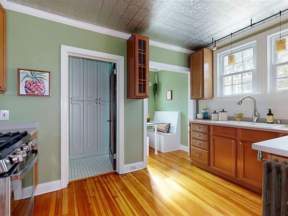 4th image of 2643 University Dr