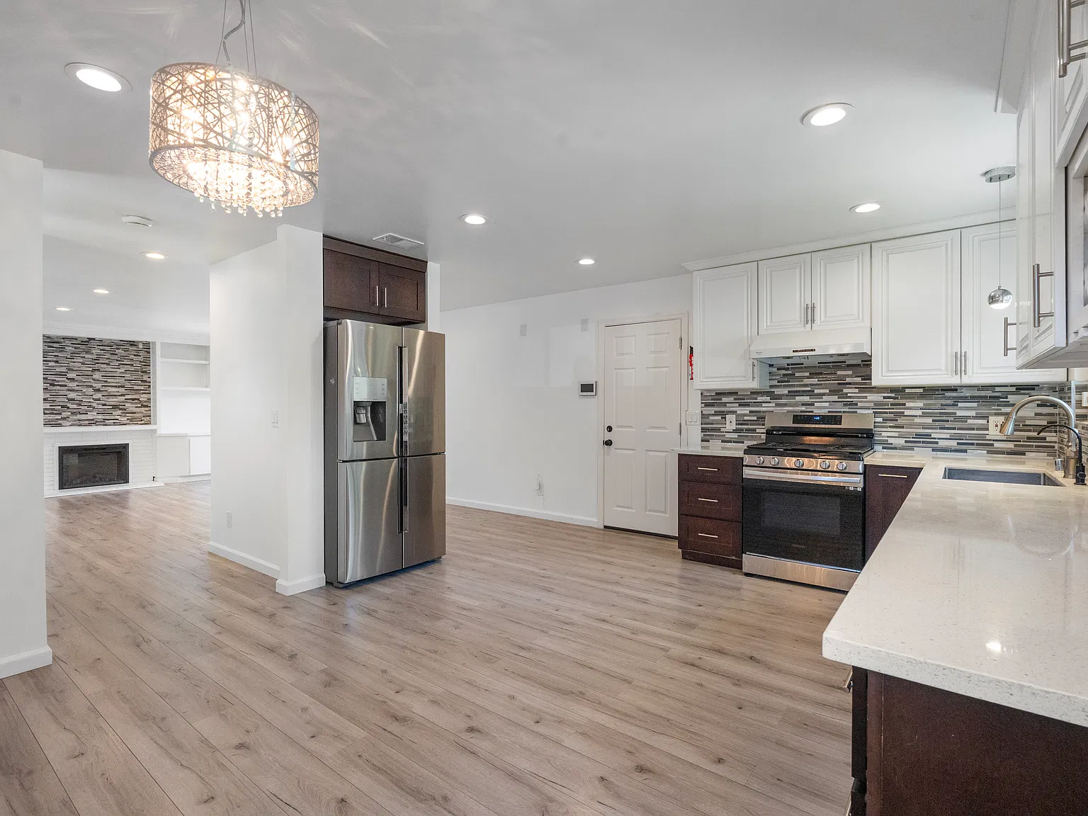 3 bed, 2.0 bath, 1286 sqft, $5,200 — Photo 4