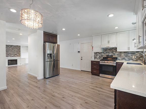 4th image of 4839 Elester Dr