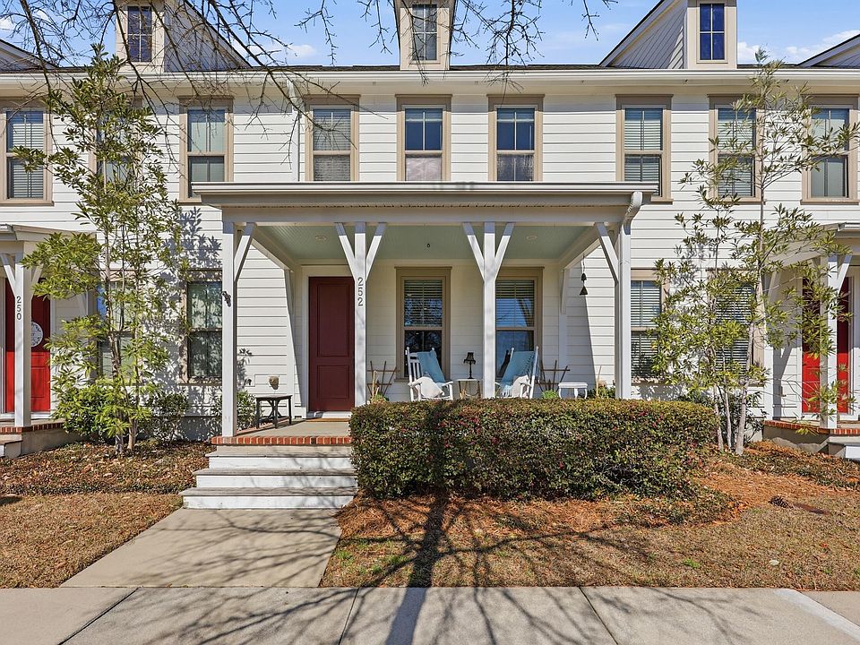 1st image of 252 Oak Park St
