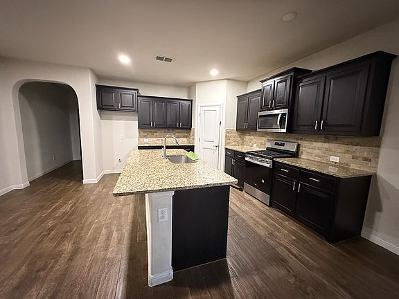 3rd image of 565 Lindisfarne Ln