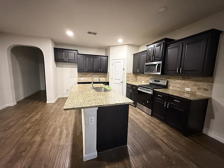 565 Lindisfarne Ln — Photo 3