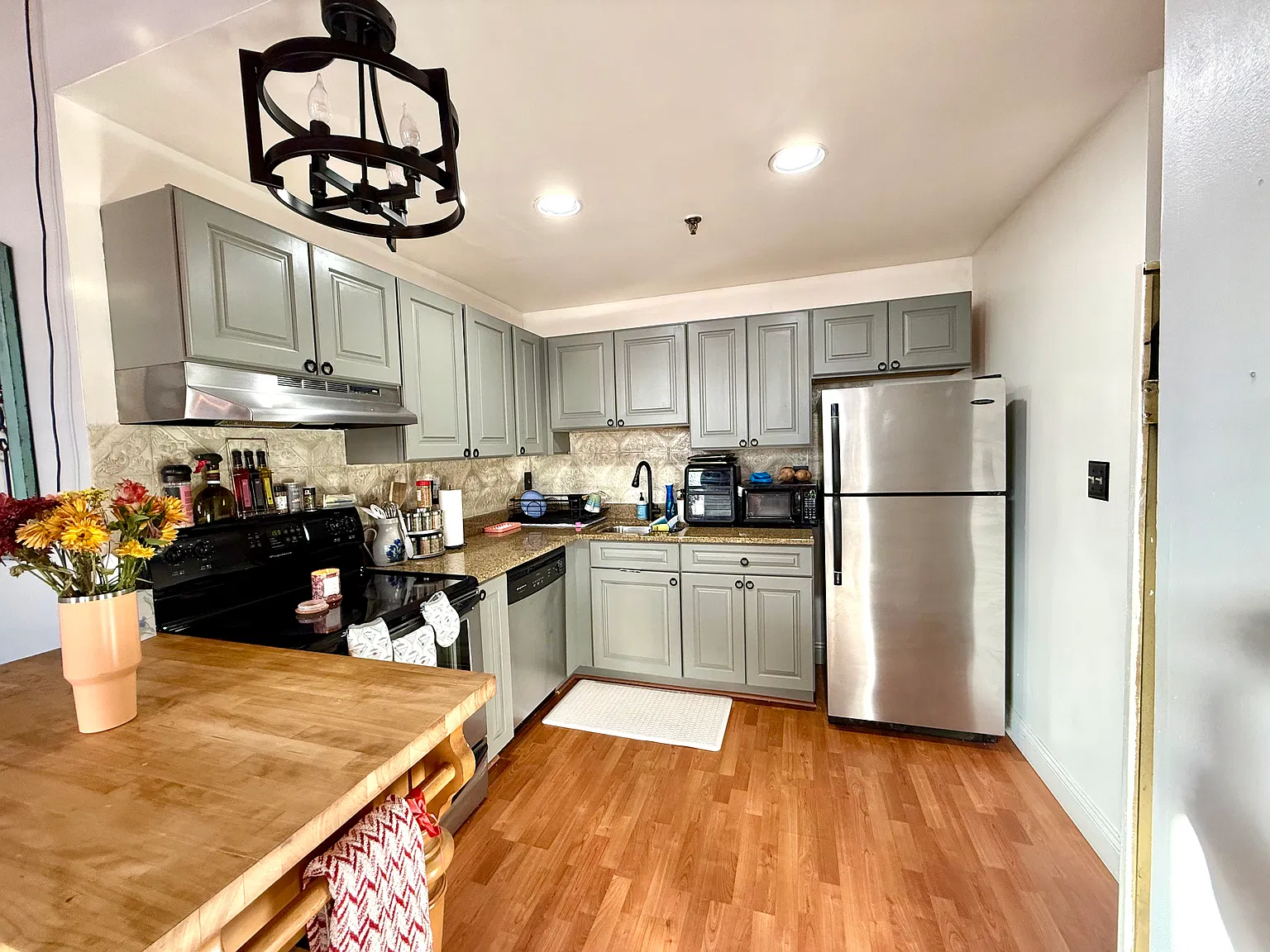 2 bed, 659 sqft, $2,300 — Photo 2