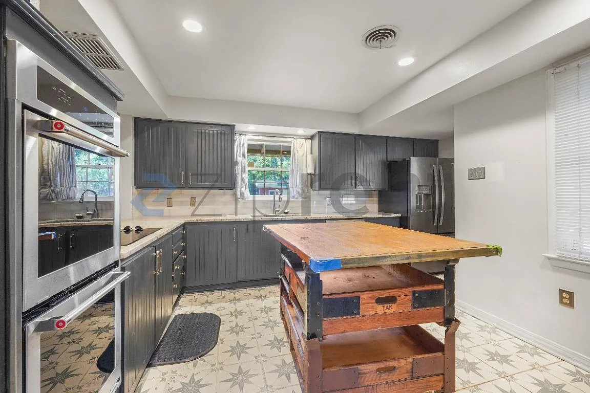 3 bed, 2450 sqft, $2,600 — Photo 3