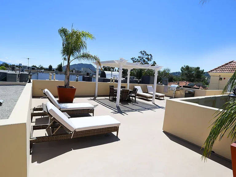 11321 Moorpark St — Photo 2