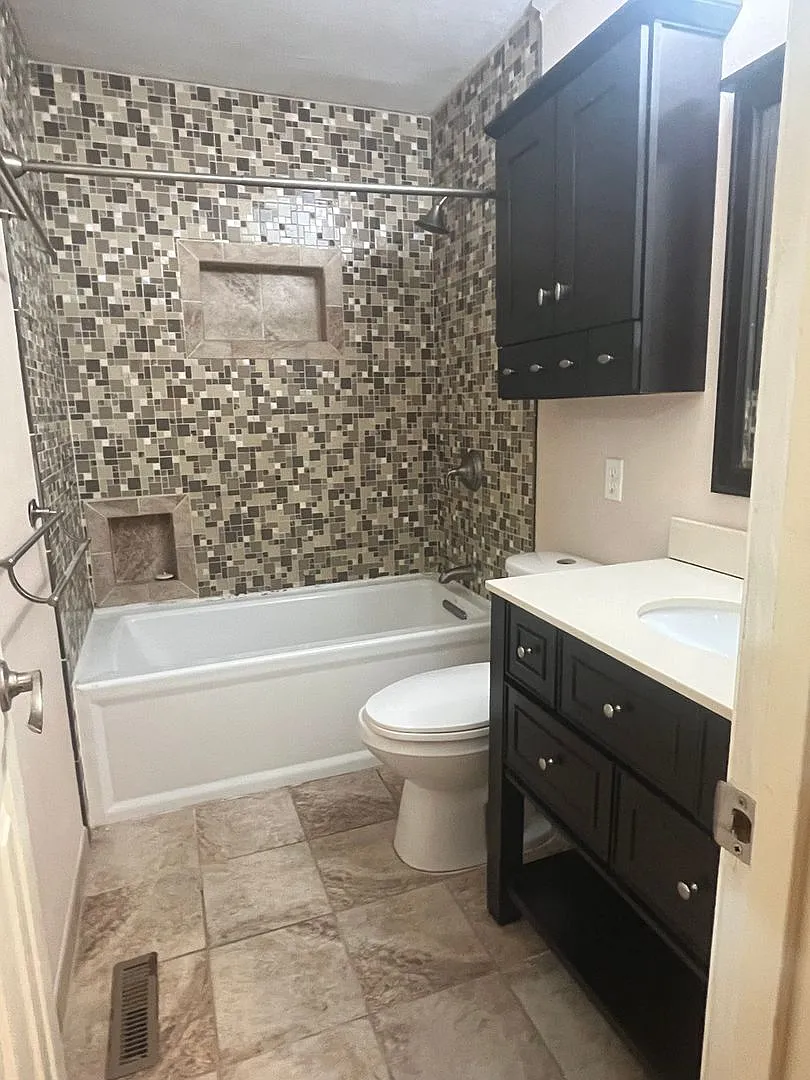 Spacious 3 Bedroom 2 Bathroom Home — Photo 3