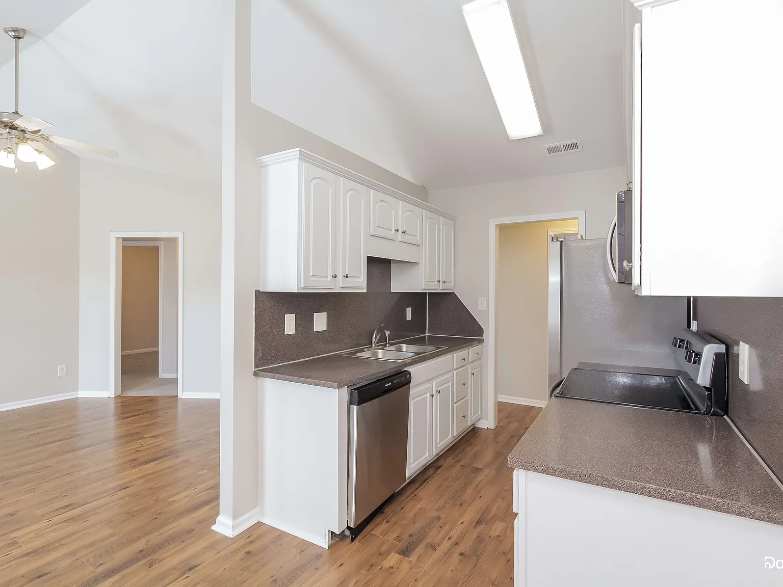 3 bed, 2.0 bath, 1100 sqft, $1,675 — Photo 4