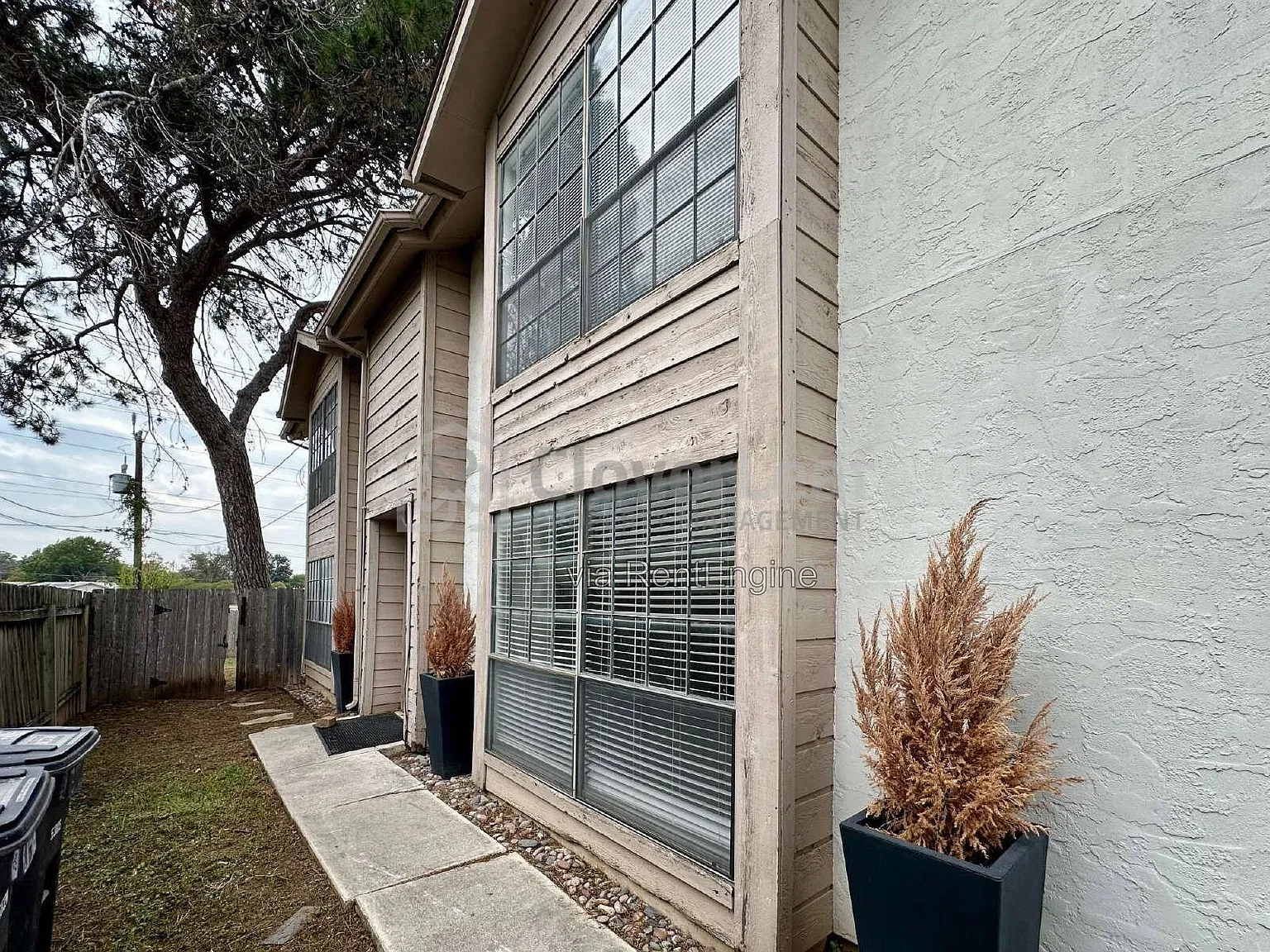 2 bed, 1.0 bath, 772 sqft, $797 — Photo 2