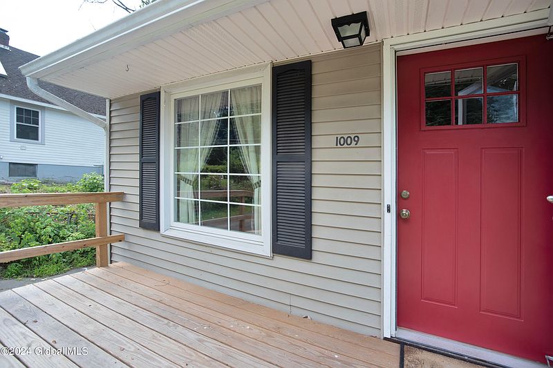 3rd image of 1009 9th Avenue