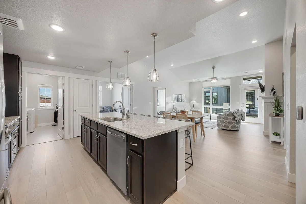 Building Photo - 856 Birdwhistle Ln #6