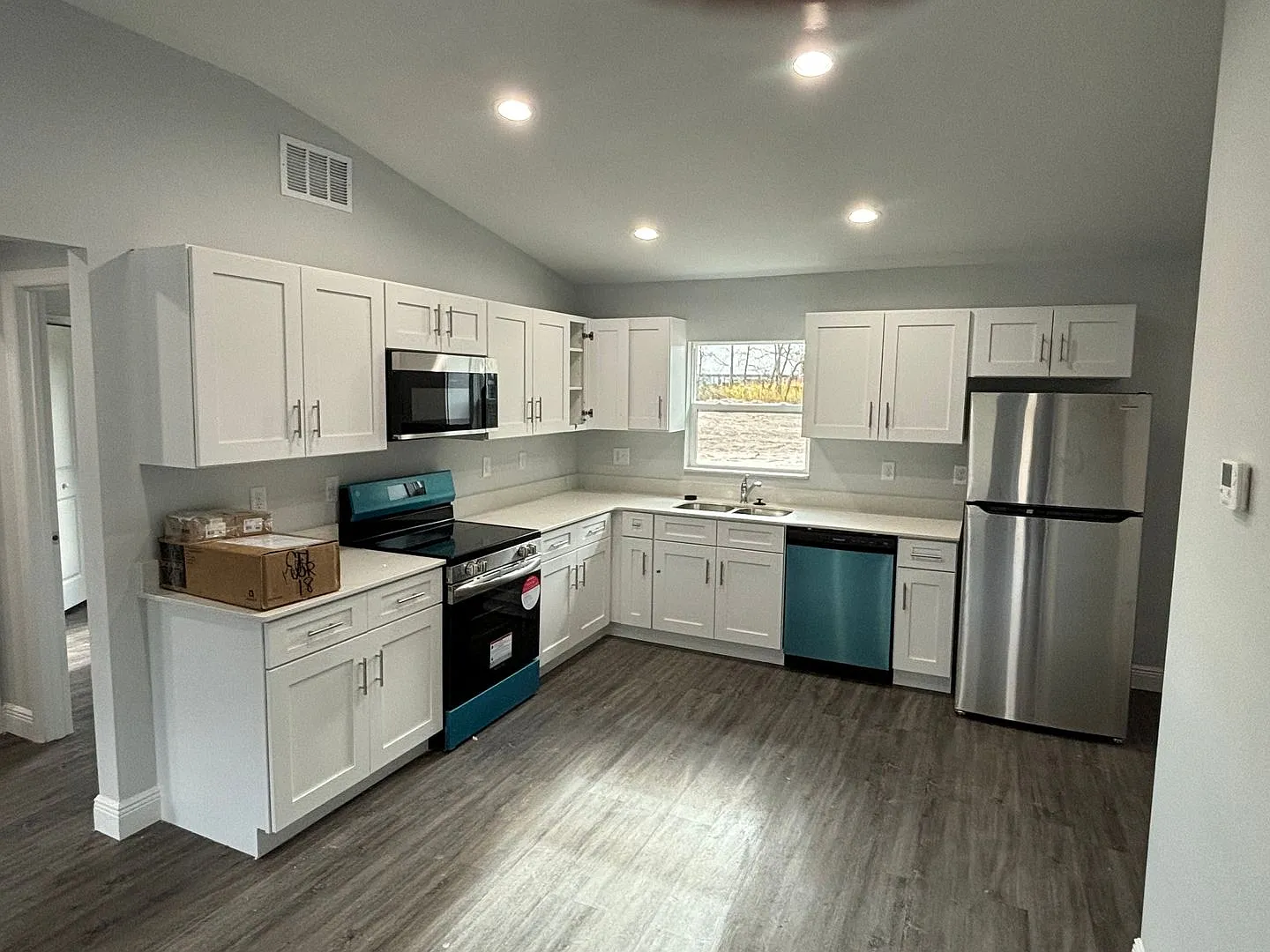Like New Designer Home 3/2 Ready For New Family — Photo 2