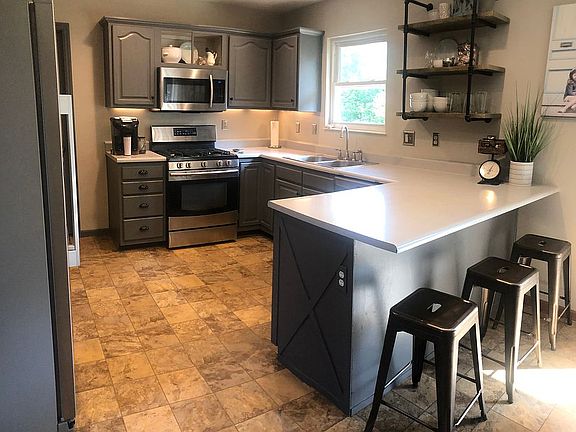 Kitchen with breakfast bar