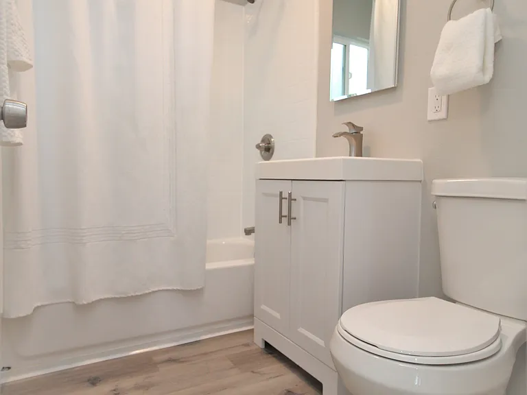 Redwood Creek Apartments — Photo 7