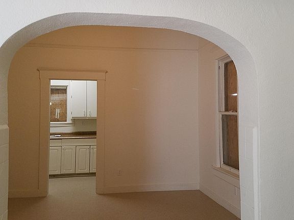 3rd image of 630 N Roosevelt Ave