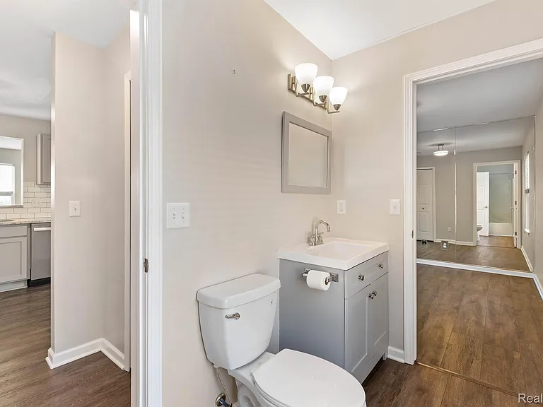 890 Lothrop Rd — Photo 10