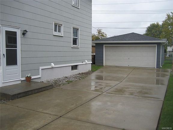 2nd image of 111 Nantucket Dr E