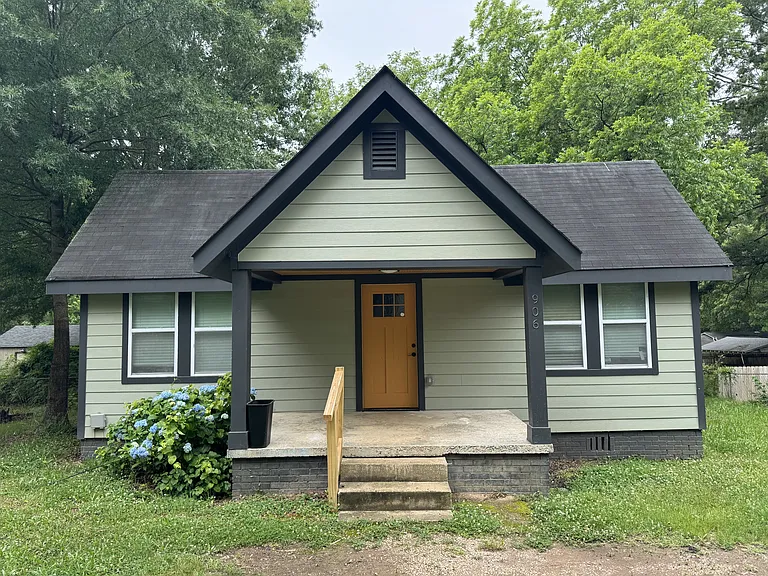 906 Skyland St — Photo 1