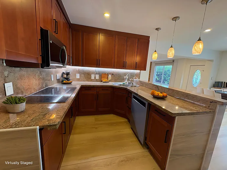 1032 NE 16th Ter — Photo 4