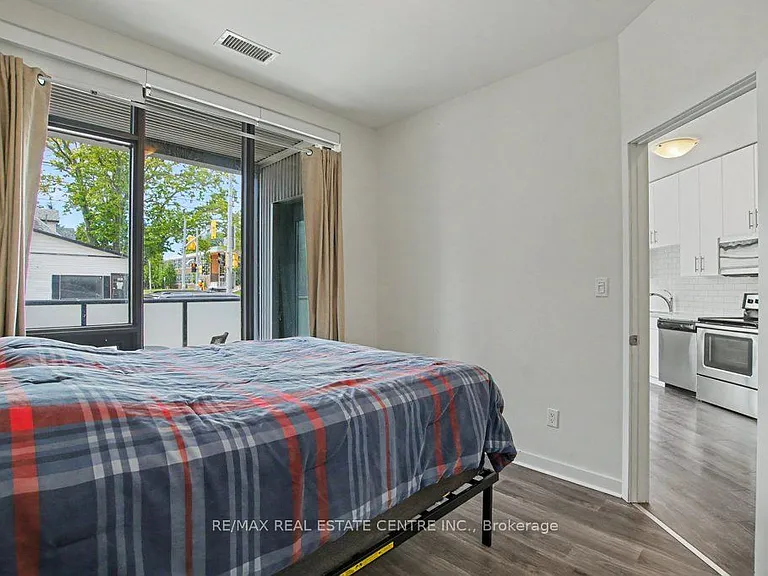 690 King St W #101 — Photo 18