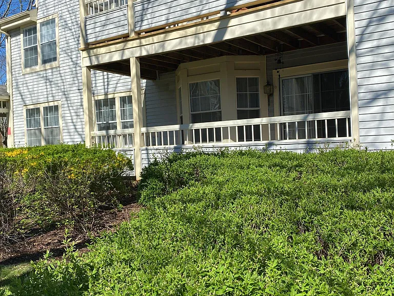 108 Lowell Ct — Photo 2
