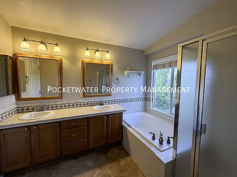 2127 Mountain Iris Dr — Photo 8