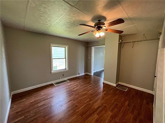 3rd image of 832 Western St
