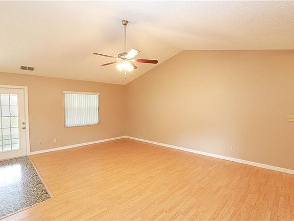 3rd image of 1034 Highview Dr