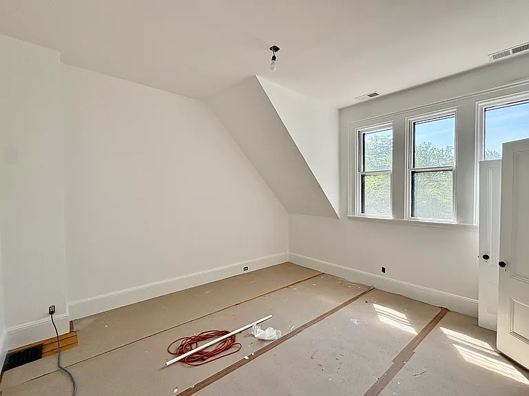 33 Brewster St — Photo 14