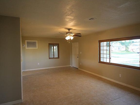 2nd image of 506 Avenue I SE