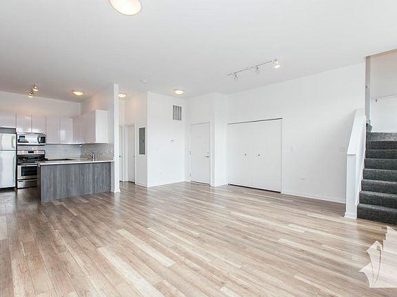3rd image of 2702 N Wilton Ave #207