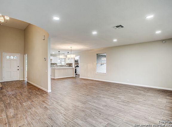 5th image of 106 Parade Dr
