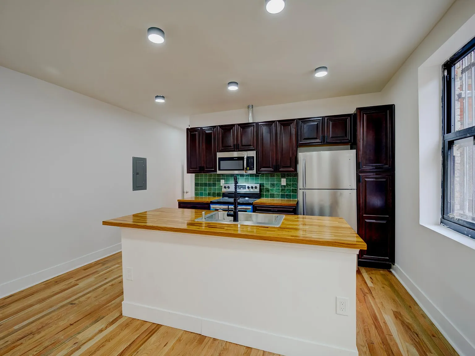 1 bed, 710 sqft, $1,049 — Photo 3